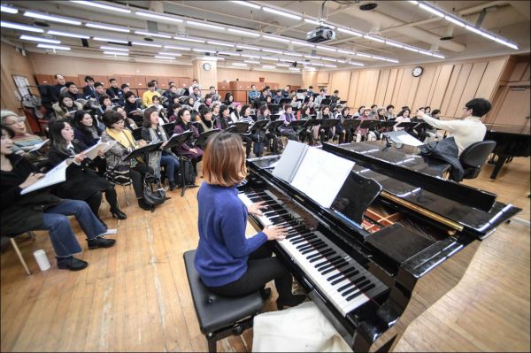 시민합창단 80명이 내달 2일 세종문화회관 대극장에서 공연되는 '유관순 오페라 칸타타'를 연습하고 있다.  [사진= 세종문화회관 제공]
