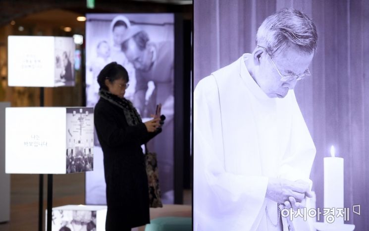 [포토]스마트폰에 담는 김수환 추기경의 생전 모습