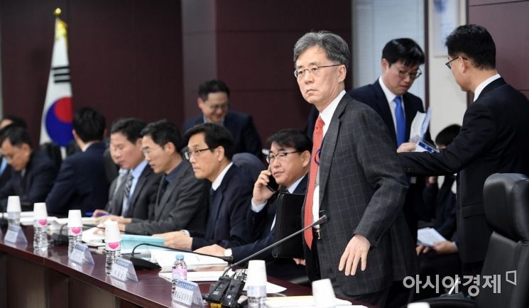 [포토] 수출통상대응반 회의 참석하는 김현종 본부장