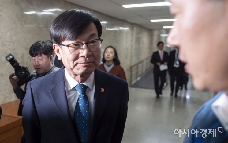 [포토] 민주당 의원총회 참석하는 김상조 위원장