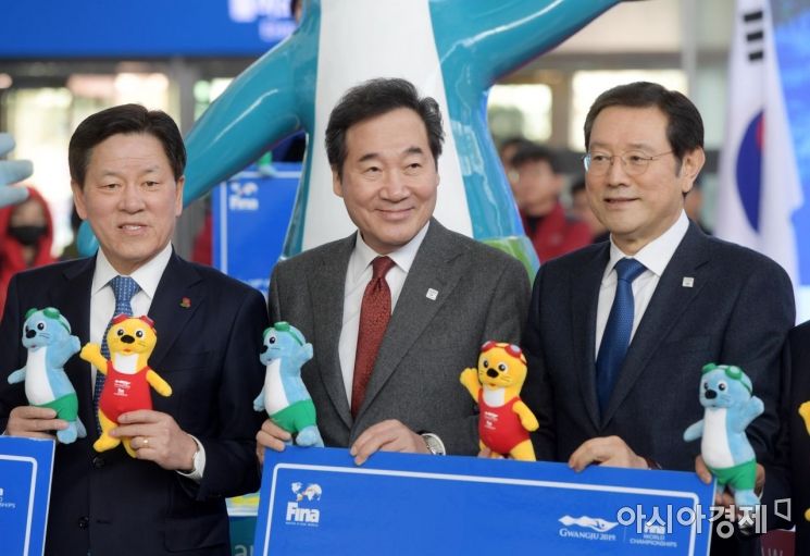 [포토]광주세계수영선수권대회 마스코트 인형 든 이낙연·이용섭