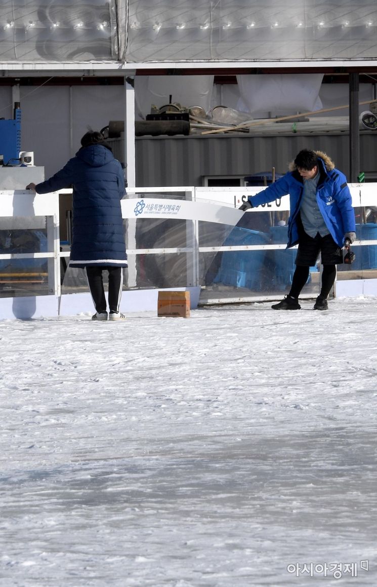 [포토] 철거 작업하는 관계자들