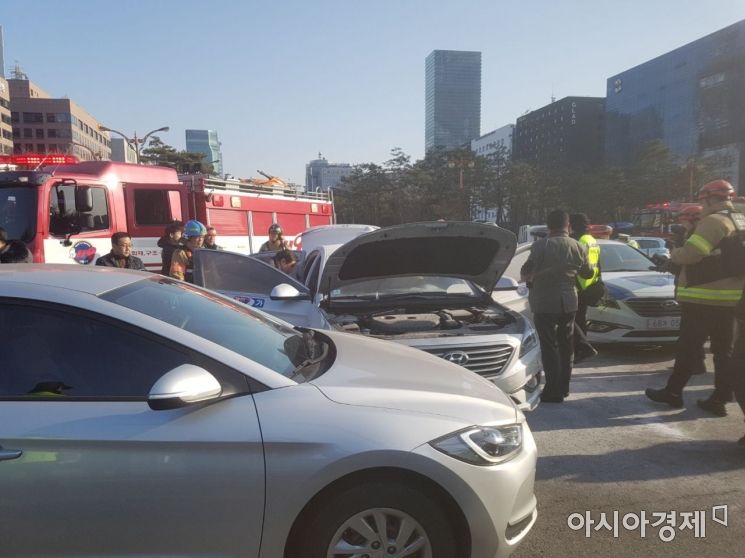 11일 오후 3시50분께 서울 여의도 국회 정문 앞에서 분신으로 추정되는 택시 화재가 발생했다. 사진=이정윤 수습기자