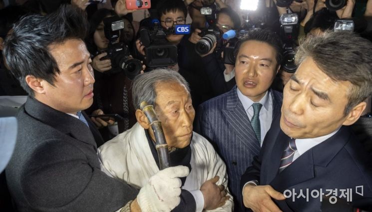 [포토] 자유한국당 항의방문 시도하는 5.18 단체