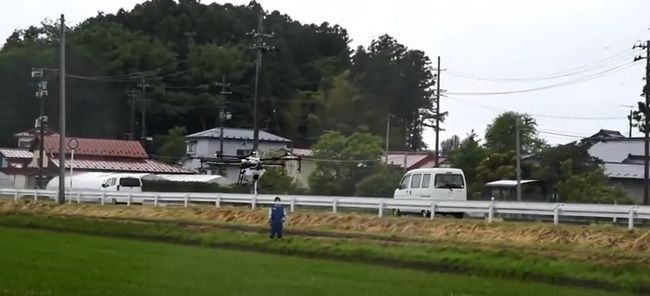 일본 농림수산성이 2017년 농촌지역에서 시연한 농약드론의 모습. 사진 = Youtube 캡쳐