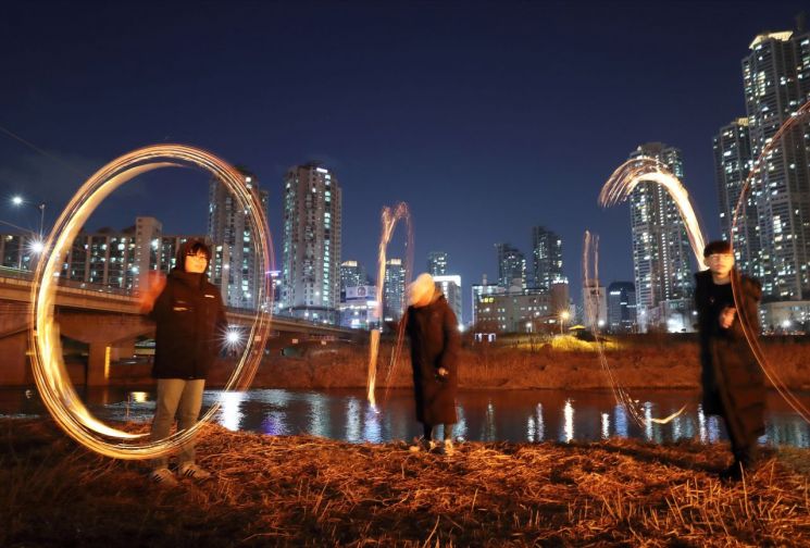 소방청 "정월 대보름 풍등 날리기 주의" 당부