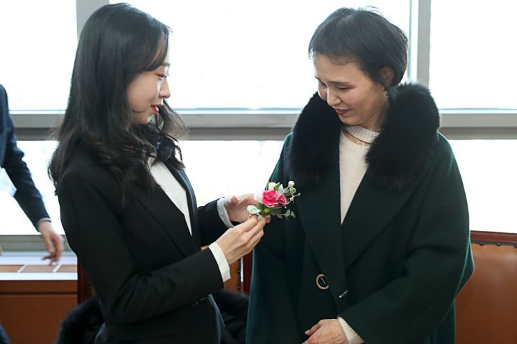 성동구청 신규 공무원 A씨 엄마에게 축하 꽃 달아주며 임용된 사연...