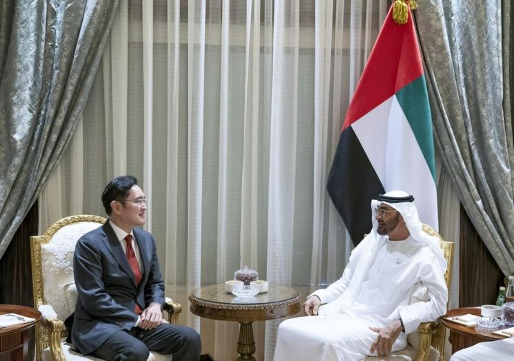 이재용 부회장은 11일(현지시간) 아랍에미리트(UAE) 아부다비에서 모하메드 빈 자이드 알 나흐얀 (Mohammed bin Zayed bin Sultan Al-Nahyan) 아부다비 왕세제(오른쪽)를 만났다. [사진출처=모하메드 왕세제 트위터]