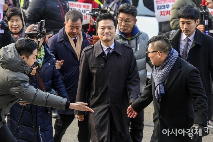 [포토]옅은 미소 짓는 김태우 전 수사관