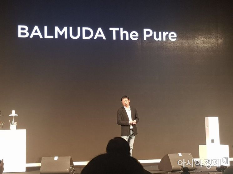테라오 겐 발뮤다 창립자 겸 최고경영자(CEO)가 12일 서울 용산 드래곤시티호텔에서 국내 첫 기자 간담회를 개최하고 공기청정기 '발뮤다 더 퓨어(BALMUDA The Pure)'를 세계 최초로 공개했다.
