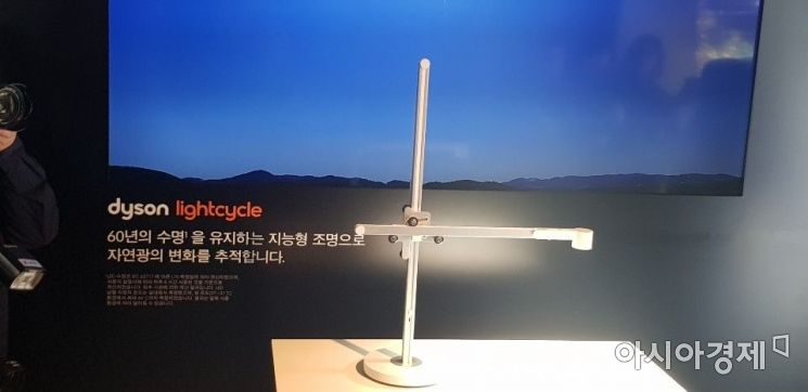 다이슨, 자연광 추적 '라이트사이클 테스크 조명' 출시…"60년 지속 가능"(일문일답)