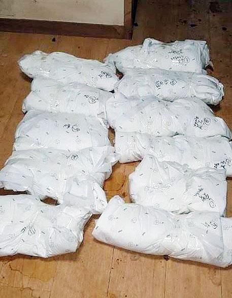 충남 천안의 한 원룸에서 발견된 몰티즈 사체 11구가 비닐에 싸여 있다/사진=연합뉴스