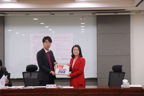 [포토]신보라 의원, 한국당 청년최고위원 후보자 등록 