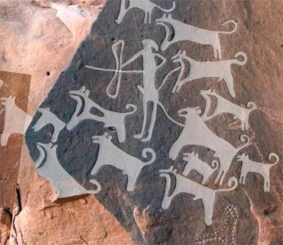 사우디아라비아 북서부 지역에서 발견된 암각화. 사냥꾼과 끈으로 연결된 개들의 모습이 보인다. 8,000~9,000년 전쯤 새겨진 것으로 추정된다.