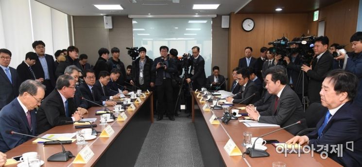 중견기업연합회 회장단은 12일 서울 마포구 대흥동 상장회사회관에서 이낙연 국무총리(오른쪽 두번째) 등과 간담회를 개최했다.