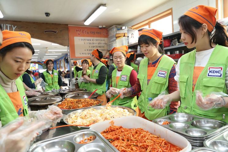 예보 신입사원 39명, 무료급식 봉사활동 나서