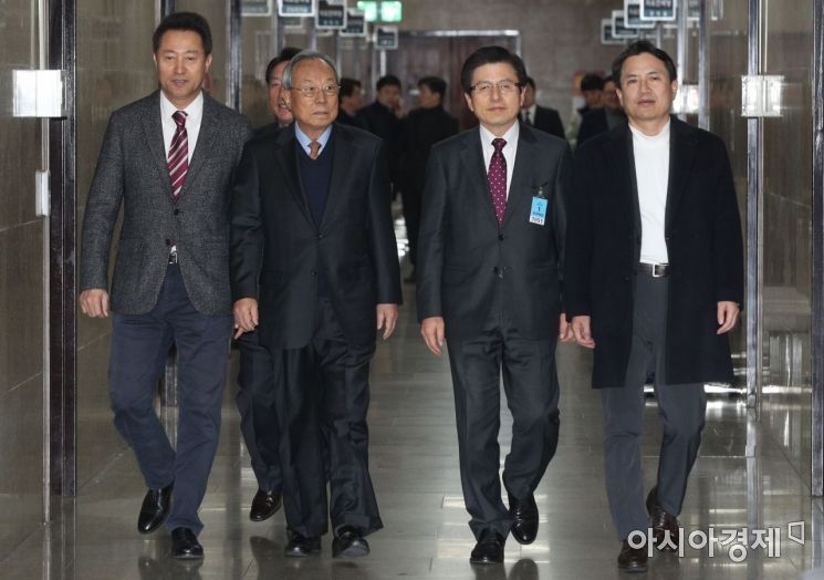 [포토] 나란히 걸어오는 한국당 전대 후보들