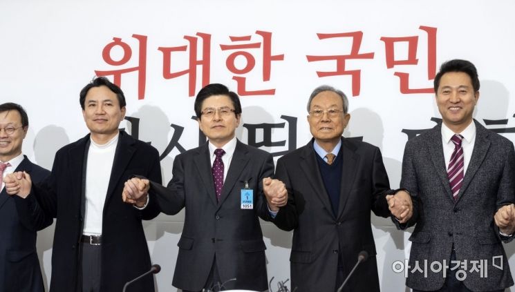 [포토] 손 맞잡은 자유한국당 전대 후보들