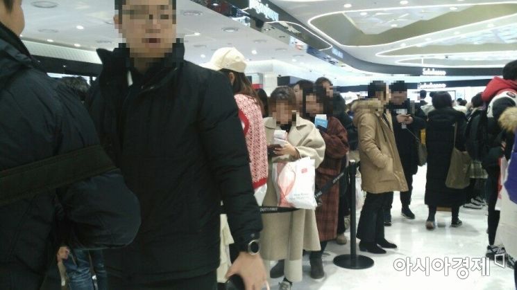 12일 오후 롯데면세점 명동본점 입생로랑 매장앞에서 중국인들이 길게 줄을 서 있는 모습