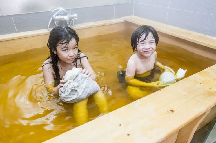 산청 약초가 우러난 물로 즐기는 한방스파체험