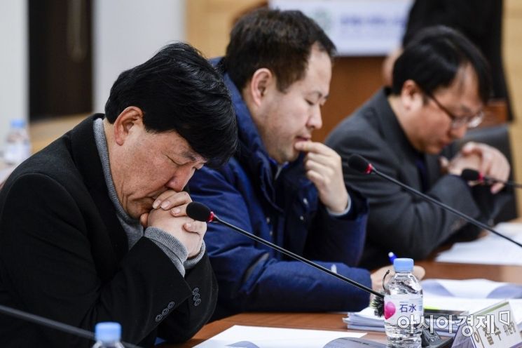 [포토] 회의자료 살펴보는 이철수 위원장