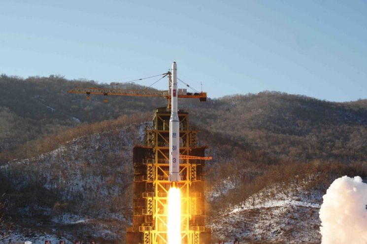 2012년 12월 조선중앙통신이 보도한 동창리 '서해위성발사장'에서의 장거리 로켓 '은하 3호' 발사 모습.