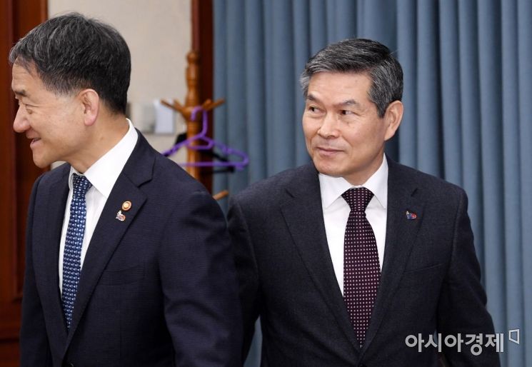 [포토] 국정현안점검회의 참석하는 정경두 국방장관