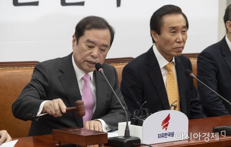 [포토] 비대위 주재하는 김병준 위원장
