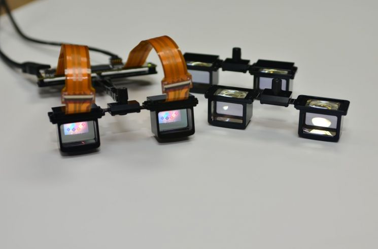 한국광기술원 공간광정보연구센터에서 개발한 안경방식 투시형 증강현실영상구현 시스템(AR-EGD : Augmented Reality ? Eye Glasses Display) 시제품. 사진=한국광기술원