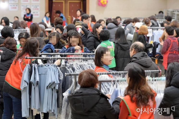 [포토]붐비는 사랑의 교복 나눔장터