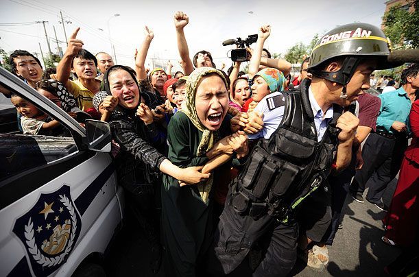 지난 2009년 발생한 위구르족 폭동 이후 중국정부는 테러리스트 진압을 명분으로 위구르자치구 내 전체 인구의 10%에 달하는 100만명 이상의 위구르족을 강제 수용시설에 구금한 것으로 알려졌다.(사진=위구르아메리칸협회/https://uyghuramerican.org)