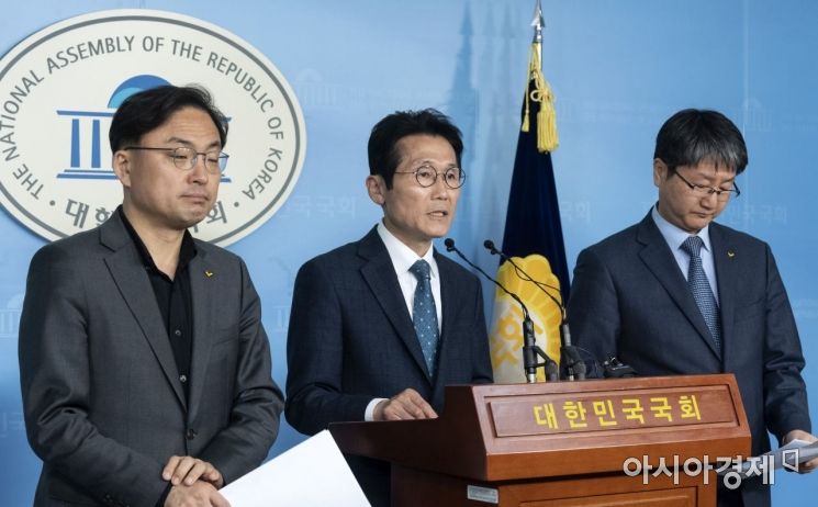 [포토] '탄핵 법관' 명단 발표하는 윤소하 원내대표