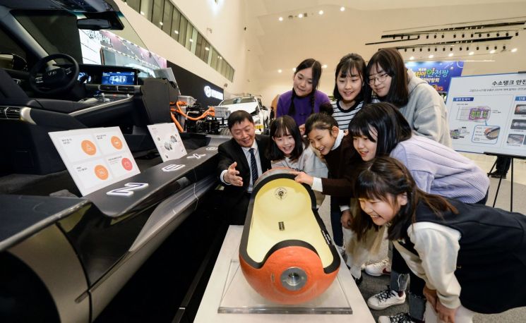 현대자동차가 14일 열린 '2019 어린이 안전짱 체험 박람회'에서 수소전기차의 안전과 관련한 기술력을 공개했다.(사진=현대차 제공)