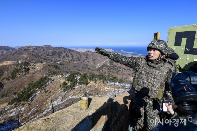 [포토] 북한군 철수 GP 자리 가리키는 군