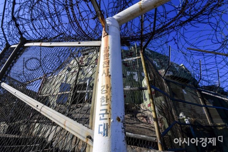 지난 13일 강원도 고성 GP에서 지난 '9.19 군사합의' 이행에 따라 시범철수된 GP의 내부가 공개되고 있다. 북한군 GP와의 거리가 소총 사거리 이내인 580m에 불과한 고성 GP는 군사적, 역사적 가치를 고려, 통일역사유물로 선정돼 원형 그대로를 보존할 수 있게 됐다./고성=강진형 기자aymsdream@