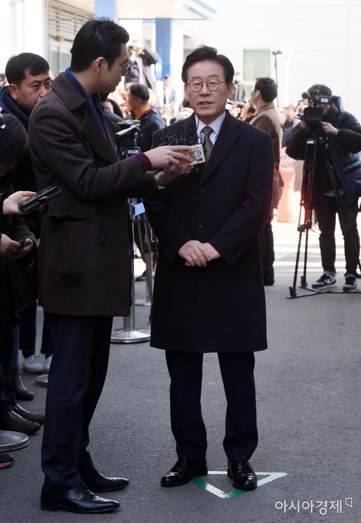 [포토] 5차 공판 출석 앞서 입장 밝히는 이재명 지사