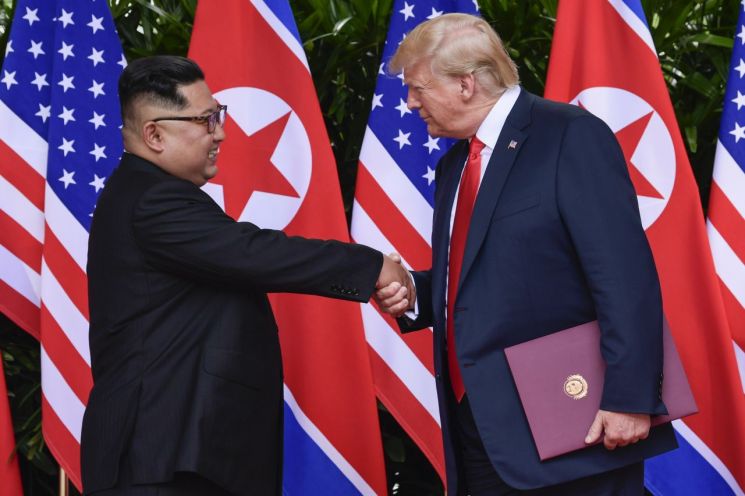 도널드 트럼프 미국 대통령(오른쪽)과 김정은 북한 국무위원장