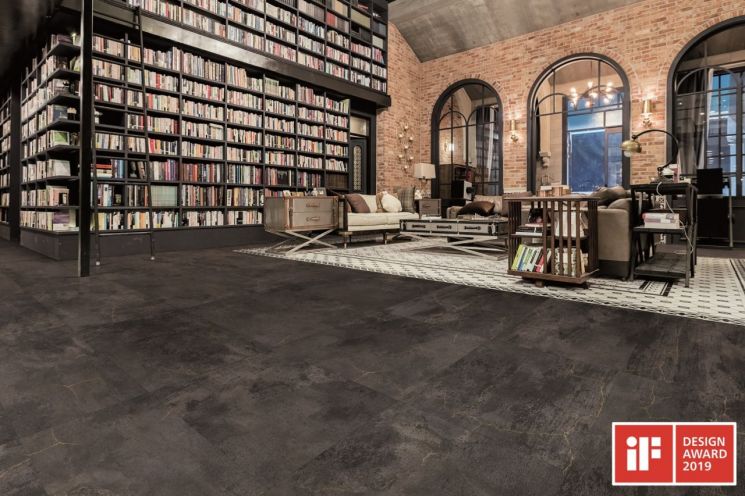▲ LG하우시스의 상공간용 타일 바닥재인 '프레스티지-크랙 콘크리트' 제품이 '2019 iF 디자인 어워드'에서 본상을 수상했다.