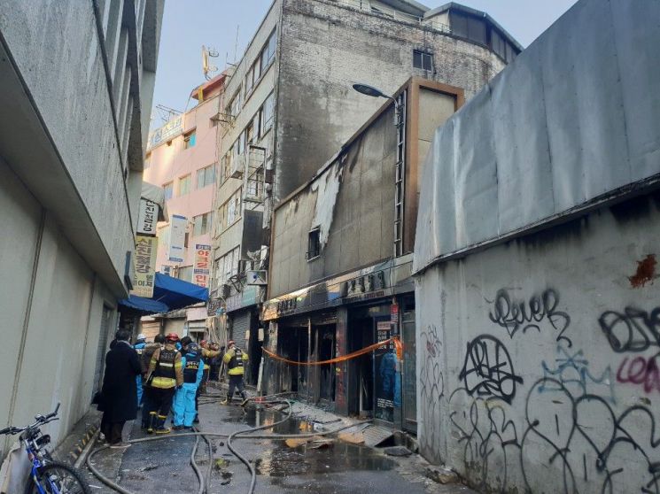 4일 오후 서울 중구 을지로 4가 인근 철물점 밀집지역에서 화재가 발생, 소방대원들이 마감재를 걷어내며 잔불을 제거하고 있다. (사진=전진영 기자)