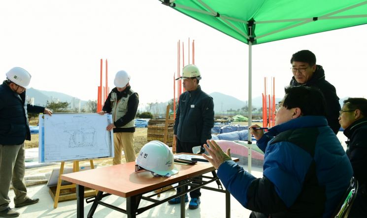 지난13일 공설운동장 공사현장을 방문한 유두석 군수(오른쪽). 사진=장성군