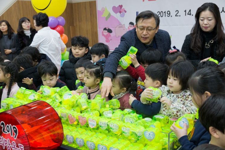 문홍선 부구청장(오른쪽에서부터 두 번째)이 ‘작은손 큰나눔 사랑의 저금통 전달식’에 참석한 어린이들과 함께하는 모습