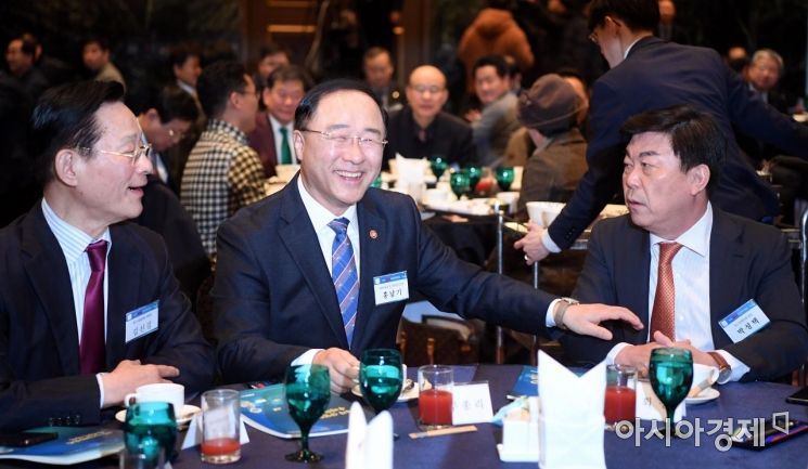 홍남기 "대통령 최저임금 발언, 정책바뀌는 것은 아냐"(종합)
