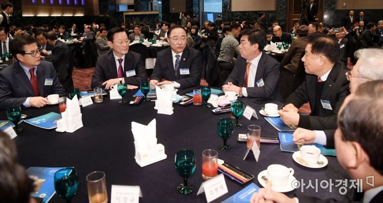 [포토] 중소기업인들과 대화하는 홍남기 부총리