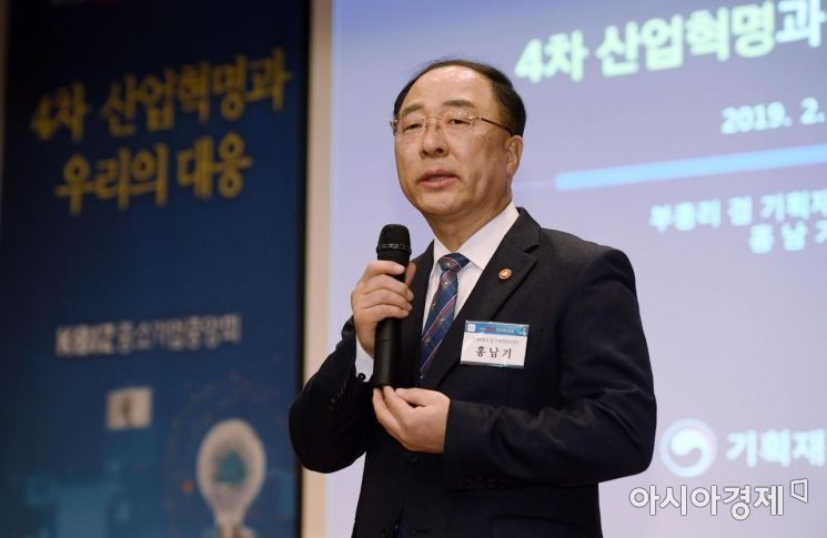 [포토] 중소기업 CEO 강연 나선 홍남기 부총리