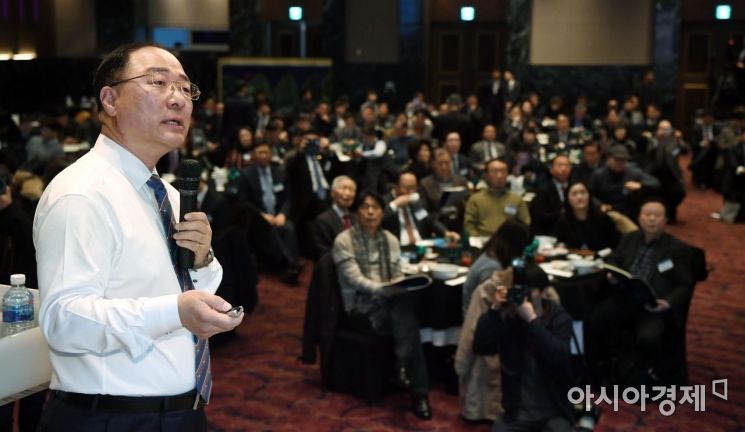 [포토] 중소기업 CEO 강연하는 홍남기 부총리