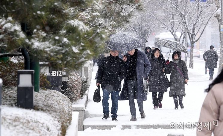 [포토] 함박눈 내린 출근길 풍경