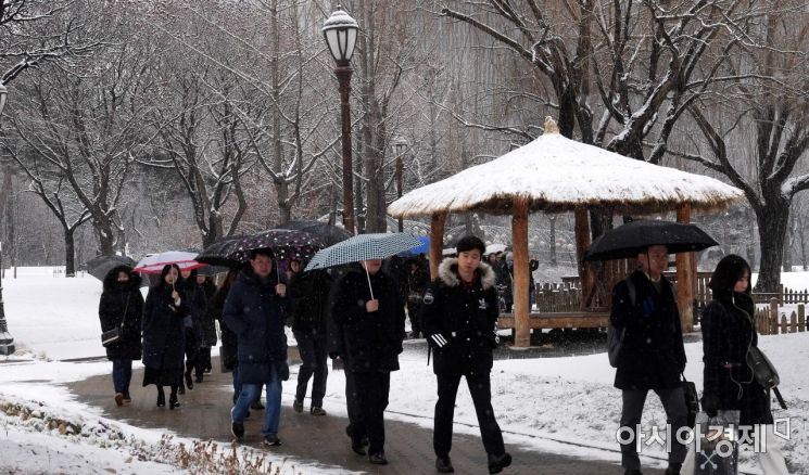 중부 지방 곳곳에 눈이 내린 15일 서울 여의도에서 시민들이 출근길 발걸음을 재촉하고 있다. 기상청은 중부 지방의 눈은 아침까지 이어지겠고, 낮 동안 소강 상태를 보이다가 퇴근길 다시 내리기 시작하겠고 예보했다./김현민 기자 kimhyun81@