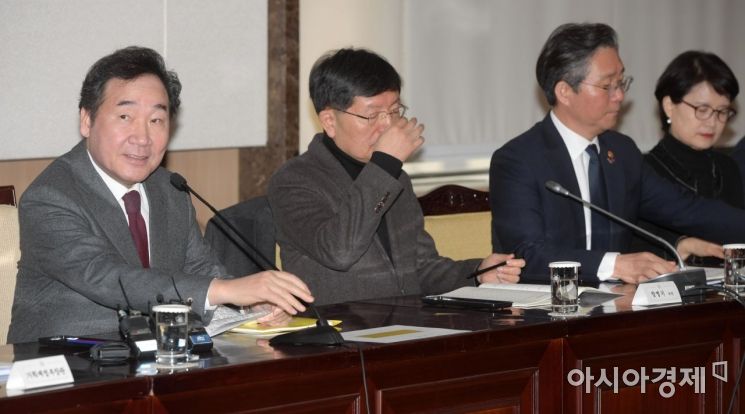 [포토]미세먼지 특별대책위원회 주재하는 이낙연 총리
