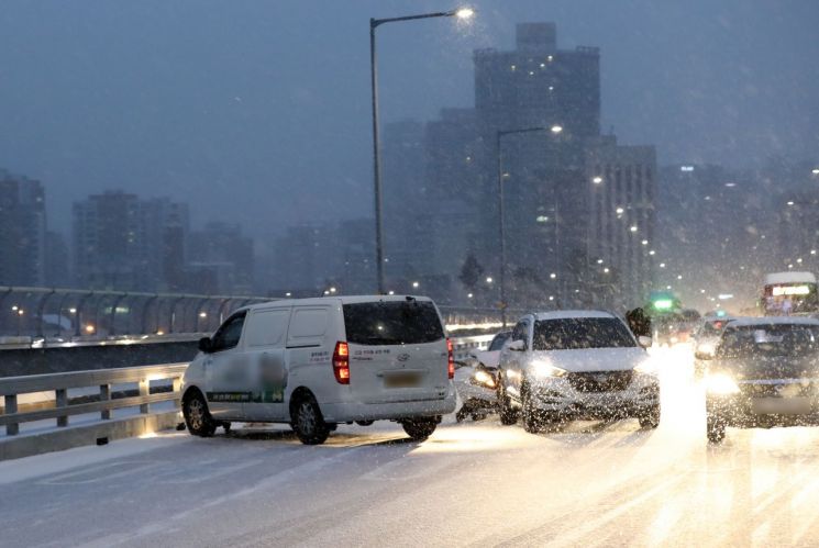 눈이 내리는 15일 오전 출근차량이 서울 마포대교 위에 연쇄추돌 사고로 정차해 있다. 사진은 기사와 관련없음 [이미지출처=연합뉴스]