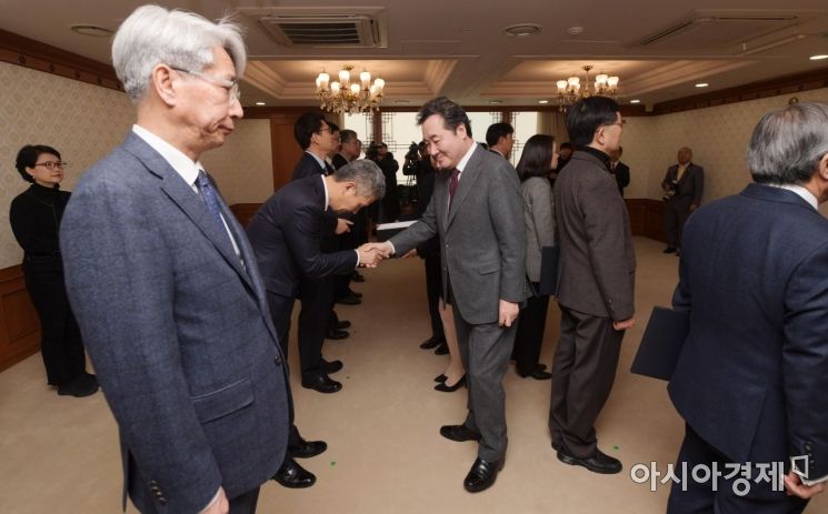 [포토]미세먼지특위 위촉장 전달하는 이낙연 총리